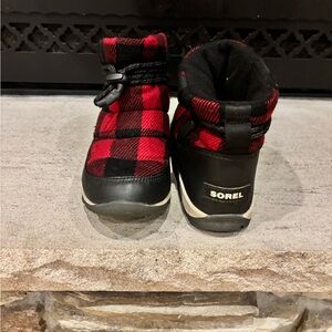 SOREL Whitney Plaid Booties/Whitney Short Red/Black
Size 7 Women’s
